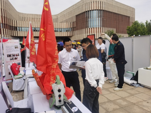 凯时娱乐人生就是博集团加入团市委“汇聚青春动能 立功十项行动”主题展